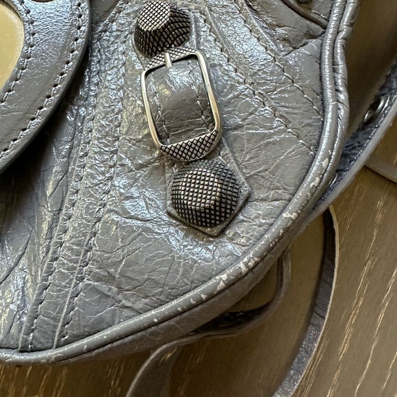 BALENCIAGA SMALL LE CAGOLE SHOULDER BAG IN GREY WITH AGED SILVER HARDWARE - Picture 4 of 16